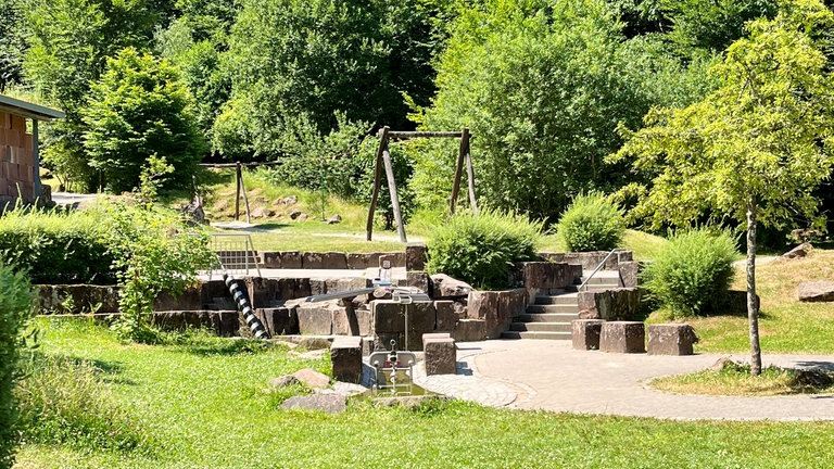 Die Seilbahn auf dem Spielplatz am Teufelstisch in Hinterweidenthal. Im Vordergrund der Wasserspielbereich. 