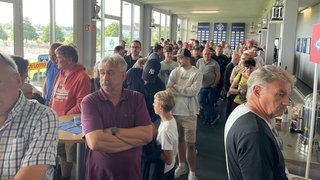 Großer Andrang beim Verkauf der Tickets für das DFB-Pokalsspiel FK Pirmasens gegen HSV