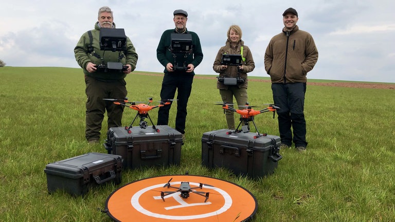 Manchmal waren bis zu 10 Drohenpiloten mit ihren Teams im Donnersbergkreis unterwegs, um die Rehkitze in den Wiesen zu finden.