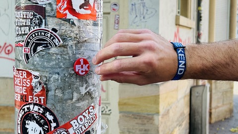 FCK-Pin statt FCK-Aufkleber? Kann das gegen den Vandalismus in Kaiserslautern ankommen? (Ein FCK-Pin an einer Laterne in Kaiserslautern)