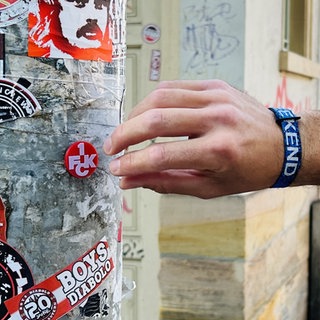 FCK-Pin statt FCK-Aufkleber? Kann das gegen den Vandalismus in Kaiserslautern ankommen? (Ein FCK-Pin an einer Laterne in Kaiserslautern)