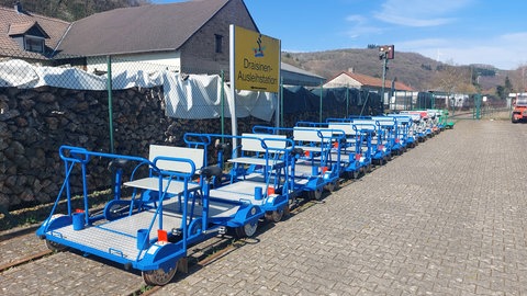 Fahrrad-Draisinen stehen in Lauterecken bereit - für die Fahrt durchs Glantal.