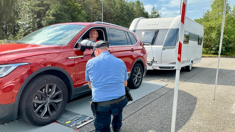 Voller Einsatz für die Wiege-Aktion! Die Polizeibeamten prüfen genau, wie schwer Wohnmobile, Camper und Wohnwagen sind.