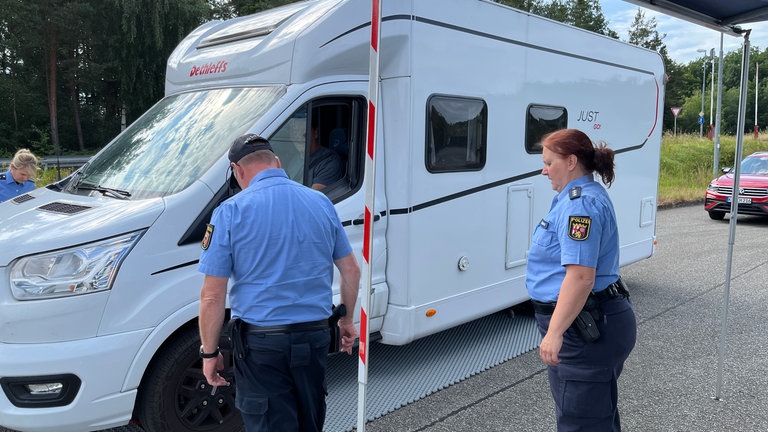 Voller Einsatz für die Wiege-Aktion! Die Polizeibeamten prüfen genau, wie schwer Wohnmobile, Camper und Wohnwagen sind.