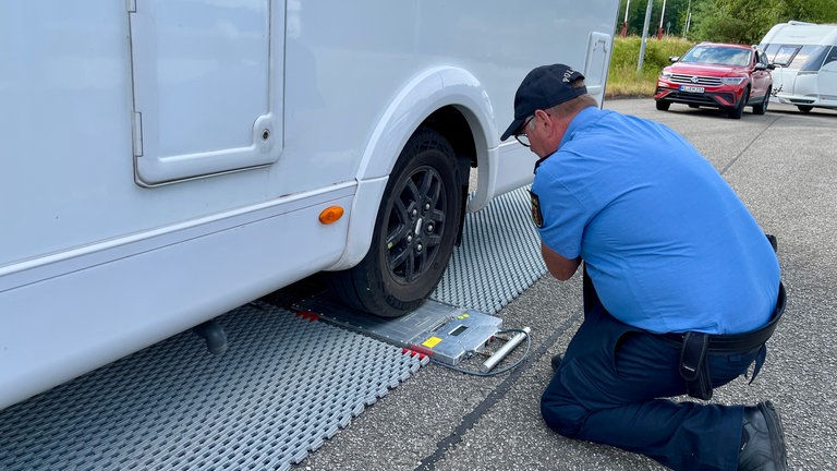 Voller Einsatz für die Wiege-Aktion! Die Polizeibeamten prüfen genau, wie schwer Wohnmobile, Camper und Wohnwagen sind.