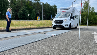 Voller Einsatz für die Wiege-Aktion! Die Polizeibeamten prüfen genau, wie schwer Wohnmobile, Camper und Wohnwagen sind.