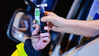 Ein Lkw-Fahrer, der einfach nicht nüchtern wird - damit hat es die Polizei auf der Raststätte Waldmohr an der A6 zu tun. 