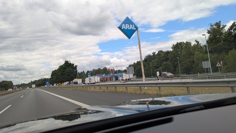 Der betrunkene Lkw-Fahrer ist jetzt von der Raststätte Waldmohr ins Krankenhaus gebracht worden.