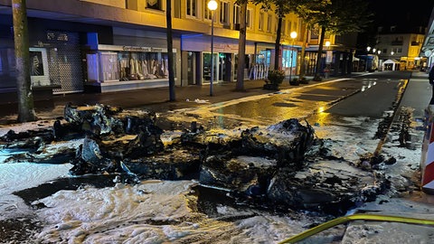 Komplett abgebrannt: Teile der Absperrungen für das Stadtfest Zweibrücken.