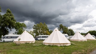 Dunkle Wolken über einem Campingplatz