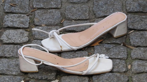 Schuhe auf der Straße. Eine Frau hat sie mit Besteck in Kaiserslautern aus dem Fenster geworfen.