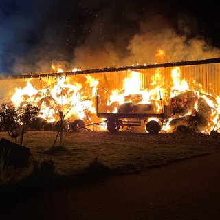 Bei Pirmasens haben in der Nacht gut 70 Heuballen und eine Scheune gebrannt