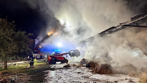 Bei dem Feuer auf dem Staffelhof sind knapp 100 Heuballen und eine Scheune abgebrannt