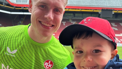 FCK-Fan Ben hat auch schon sein Torwart-Idol Julian Krahl im Fritz-Walter-Stadion getroffen.