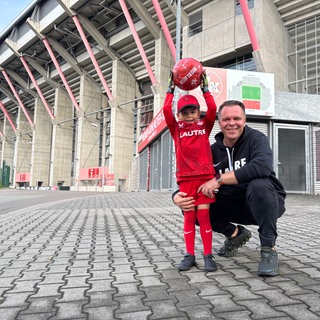 Der fünfjährige FCK-Fan Ben freut sich mit seinem Vater Michael Schmitt auf den Saisonstart der Roten Teufel