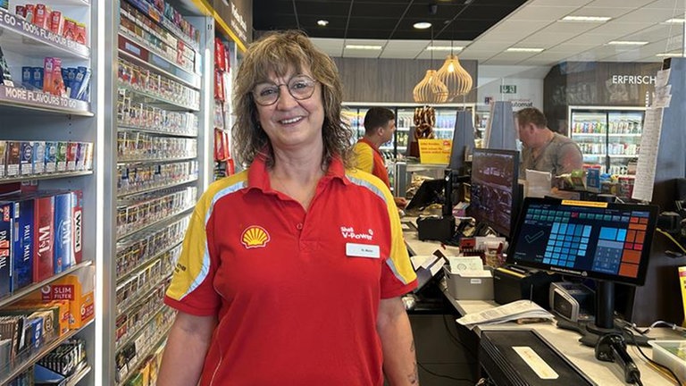 Gut gelaunt lässt uns die Mitarbeiterin der Shell - Tankstelle des Autohofs Ramstein hinter den Tresen schauen.