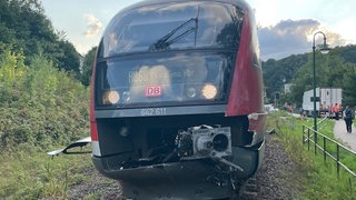 Die kaputte Regionalbahn nach dem Zusammenstoß mit dem Lkw in Thaleischweiler-Fröschen