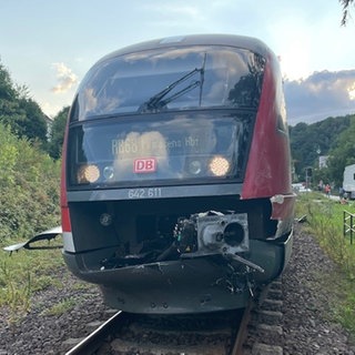 Die kaputte Regionalbahn nach dem Zusammenstoß mit dem Lkw in Thaleischweiler-Fröschen