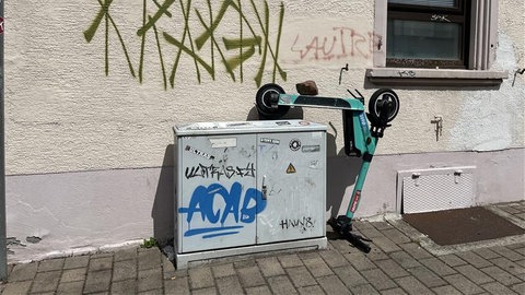 Ein E-Scooter wurde in Kaiserslautern auf dem Kopf geparkt.