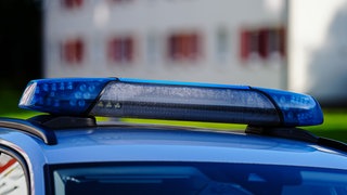 Die Polizei Kaiserslautern hat eine Frau mit Cutter-Messer mit Elektroschockgerät und Schusswaffe gestoppt. (Blaulicht)