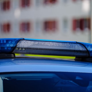 Die Polizei Kaiserslautern hat eine Frau mit Cutter-Messer mit Elektroschockgerät und Schusswaffe gestoppt. (Blaulicht)