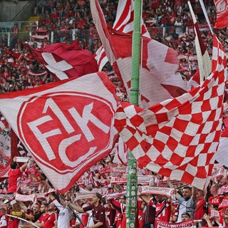 Fans des FCK auf der Westtribüne im Fritz-Walter-Stadion