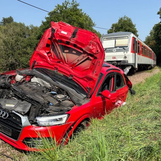 An einem Bahnübergang in Kusel ist eine 16-Jährige gestorben.