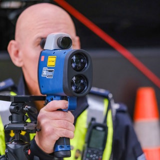 Bei einem Blitzermarathon in der Westpfalz hat die Polizei innerhalb einer Woche über 358.000 Fahrzeuge kontrolliert und dabei 7.192 Raser gestoppt.