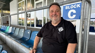 Der Präsident FK Pirmasens sitzt im C Block des Pirmasenser Stadions. 