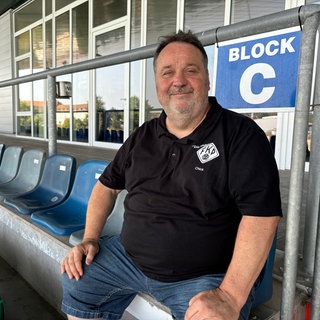 Der Präsident FK Pirmasens sitzt im C Block des Pirmasenser Stadions. 