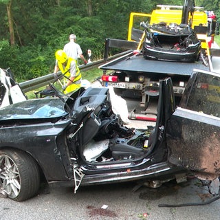 Polizei und Abschleppdienst arbeiten an der Unfallstelle. Bei einem Verkehrsunfall auf einer Landstraße sind ein 21 Jahre alter Autofahrer und seine gleichaltrige Beifahrerin ums Leben gekommen.