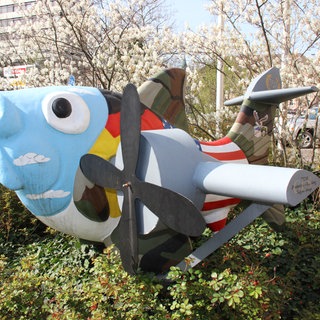 Der Fisch mit den deutschen und amerikanischen Flaggenfarben steht vor dem Rathaus in Kaiserslautern. Hier ist auch die Atlantische Akademie untergebracht. Die soll laut einem neuen Gesetzentwurf des Bundes künftig deutlich weniger Geld bekommen als bisher. 