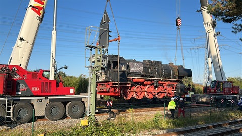 Von Kaiserslautern ins Stellwerkmuseum Otterbach: Am Sonntagmorgen ist die historische Dampflok umgezogen.