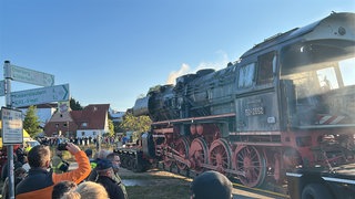 Von Kaiserslautern ins Stellwerkmuseum Otterbach: Am Sonntagmorgen ist die historische Dampflok umgezogen.