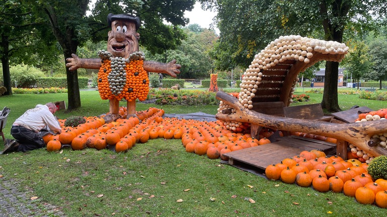 Rund 40.000 bunte Kürbisse sind für die Ausstellung in der Gartenschau in Kaiserslautern verarbeitet worden. 