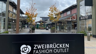 Blick in die noch leeren Gassen der Einkaufsmeile im Fashion Outlet in Zweibrücken. 