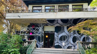 Zur Hälfte ist die Villa im Neuffer-Park schon tapeziert und erstrahlt im neuen Glanz. 