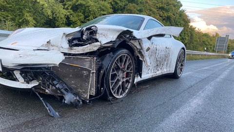 Sportwagen kracht wegen Aquaplaning auf A62 bei Kusel in Leitplanke