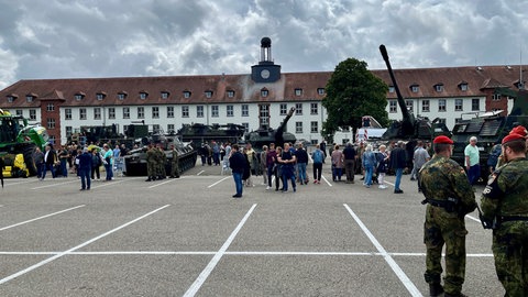 Ende August kamen rund 10.000 Menschen zu einem Tag der offenen Tür der Fallschirmjäger in Zweibrücken. Da war von solch einem Treffen und Problemen nichts zu spüren.