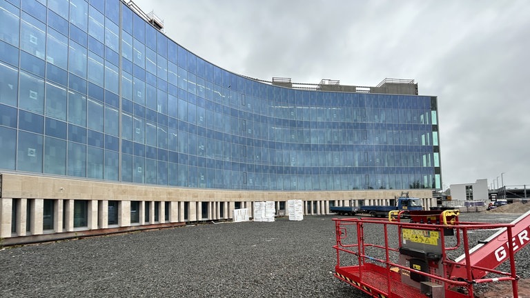 Die Fassade wurde mit einer Glasfront versehen und bis auf wenige Arbeitsöffnungen ist sie fertiggestellt.