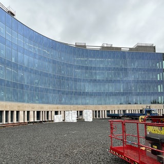 Die Fassade wurde mit einer Glasfront versehen und bis auf wenige Arbeitsöffnungen ist sie fertiggestellt.
