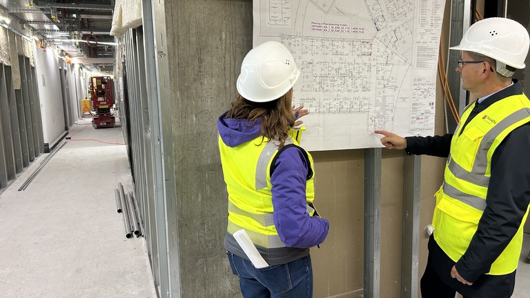 Für den Neubau des US-Hospitals in Weilerbach sind die Architektin Bettina Bachem vom LBB und der Bauingenieur Matthias Göbel vom Amt für Bundesbau zuständig.