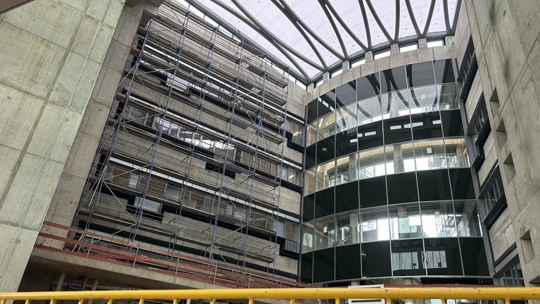 Die Besucherinnen und Besucher des künftigen US-Hospitals erwartet ein rießiger tageslicht durchfluteter Eingangsbereich.