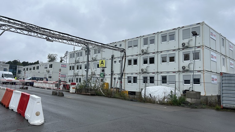Auf der Baustelle wurde ein Container-Dorf errichtet, in dem über Tag rund 200 Mitarbeiter unterkommen. 