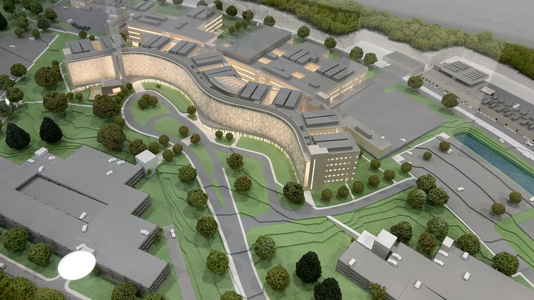 Ein Modell von Architekten im Planungsbüro des LBB zeigt, wie das US-Hospital in Jahr 2029 im fertigen Zustand aussehen soll.