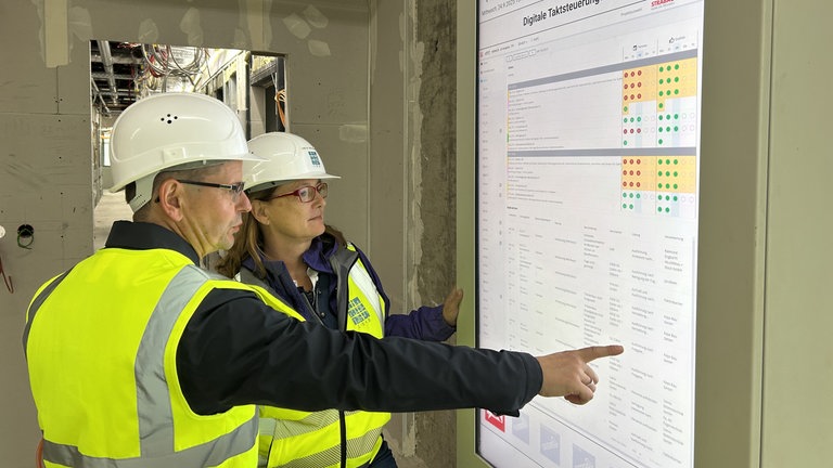 Eine digitale Tafel informiert die Projektleiter über jedes Gewerk, Krankheitsfälle und noch nicht abgeschlossene Aufgaben.