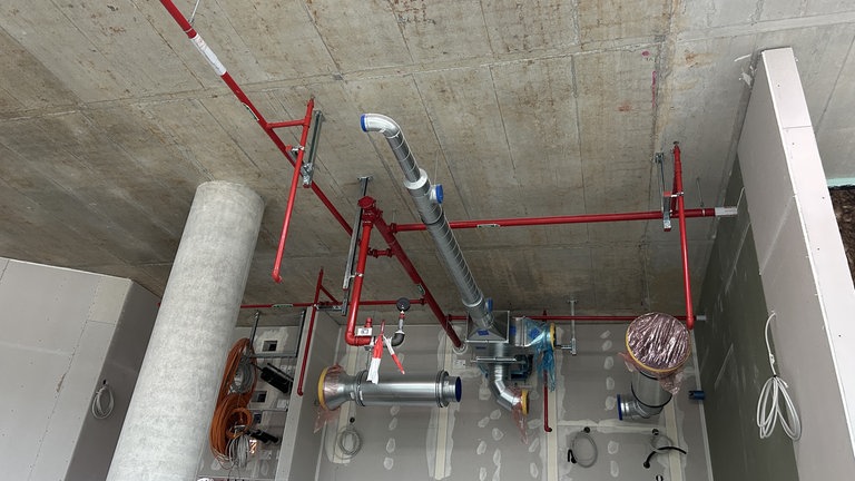 Die Sprinkleranlage in dem Neubauprojekt muss die amerikanischen, als auch die deutschen Sicherheitsstandards einhalten.