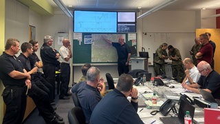 Einsatzkräfte trainieren was bei einem Luftunfall zu tun ist - Polizei, Bundeswehr, Feuerwehr.