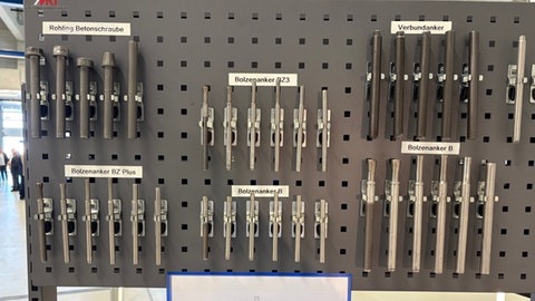 Das Unternehmen stellt Metalldübel her. Eine Auswahl der verschiedenen Rohlinge sind zu hier zu sehen. 