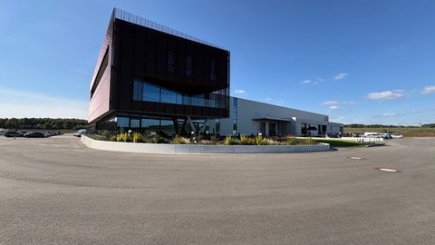 Die Außenansicht des neuen Produktionsgebäudes von MKT in Weilerbach.